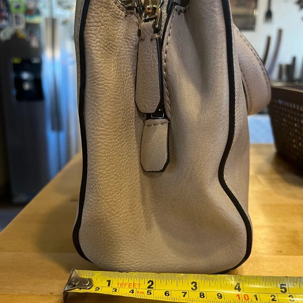 Slightly used Guess bag - Picture 3 of 8